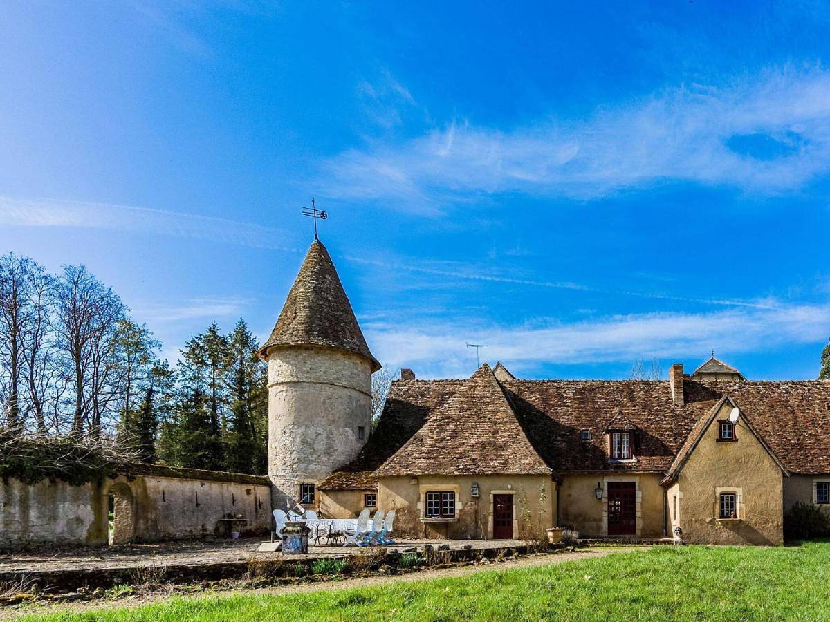 Beautiful Castle in Le Veurdre with Private Pool in Le Veurdre, Allier