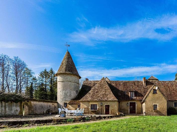 Location de vacances pour 8 personnes, avec Terrasse ainsi que Jardin et Piscine à Le Veurdre