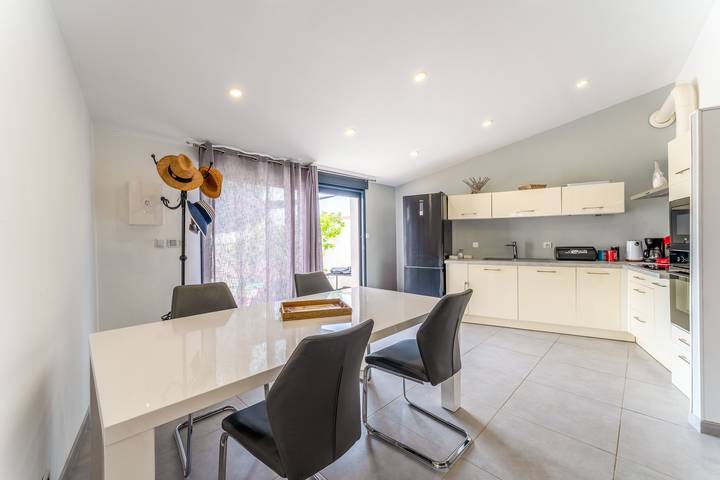 Appartamento intero, Appartamento 'Gite' con terrazza privata, Wi-Fi e aria condizionata in Saze, Nimes e dintorni