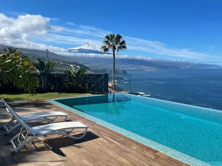 Ferienhaus für 9 Personen, mit Ausblick und Terrasse sowie Pool und Garten - 1