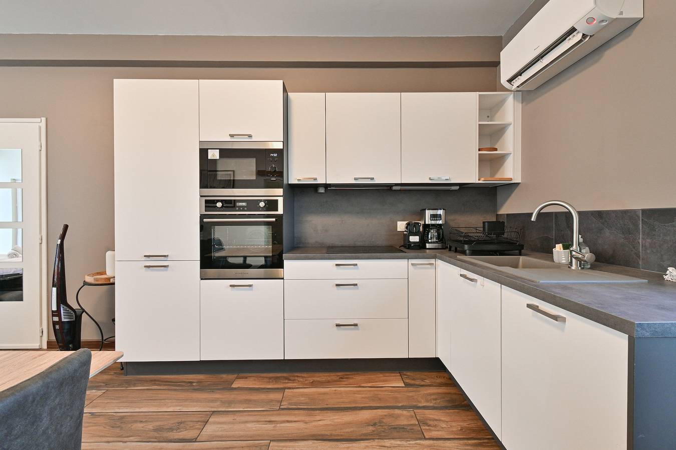 Appartement entier, Annecy : Studio rénové et Design 42 m² - Wi-Fi et Climatisation in Seynod, Annecy (commune)