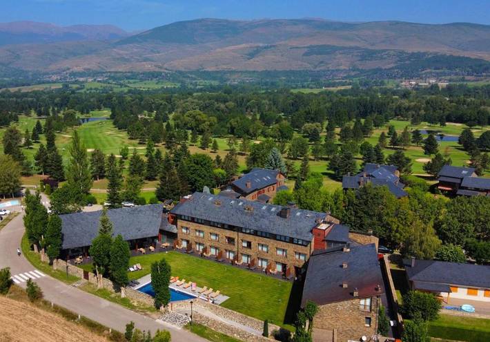 Hôtel pour 2 personnes, avec Terrasse et Jacuzzi ainsi que Jardin et Piscine à Bourg-Madame