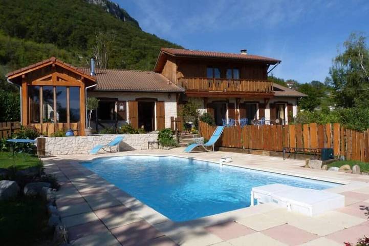 Location de vacances pour 6 personnes, avec jardin à Saint-Vincent-de-Mercuze