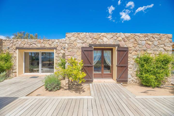 Villa pour 6 personnes, avec terrasse ainsi que piscine et jardin, adapté aux familles à Porto-Vecchio