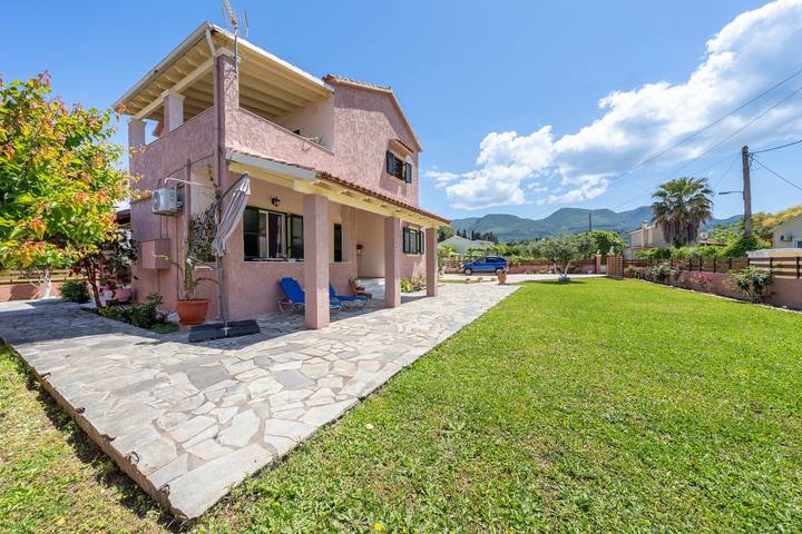 Apartamento entero, Apartamento 'Aglaia's 7th Branch B' con vistas a la montaña, Wi-Fi y aire acondicionado in Acharavi, Corfú