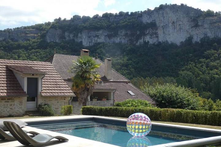 Location de vacances pour 4 personnes, avec piscine et jardin à Brengues