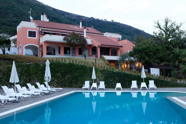 B&b per 3 persone, con Balcone e Terrazza nonché Giardino e Piscina a Salerno