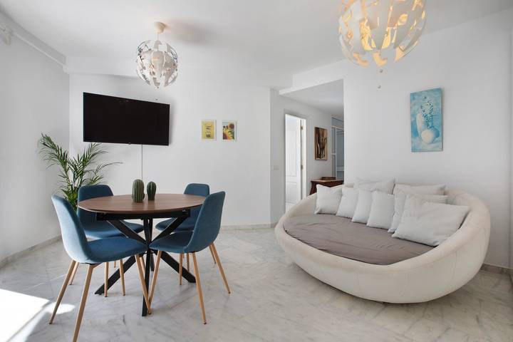 Geheel appartement, Appartement 'Plata Plaza' met privéterras, draadloos internet en airconditioning in Torremolinos Centre, Torremolinos