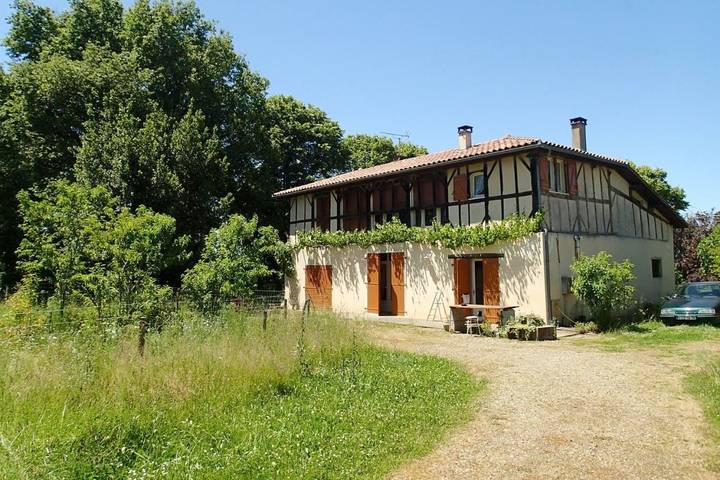 Gîte pour 2 personnes, avec jardin et vue dans Momuy