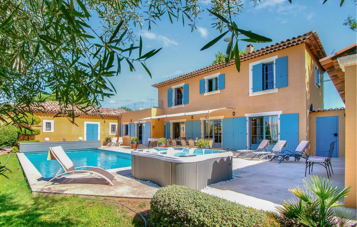 Apartamento con vistas a la montaña, piscina y aparcamiento, a 1 km de Villars in Villars, Parque natural regional del Luberon