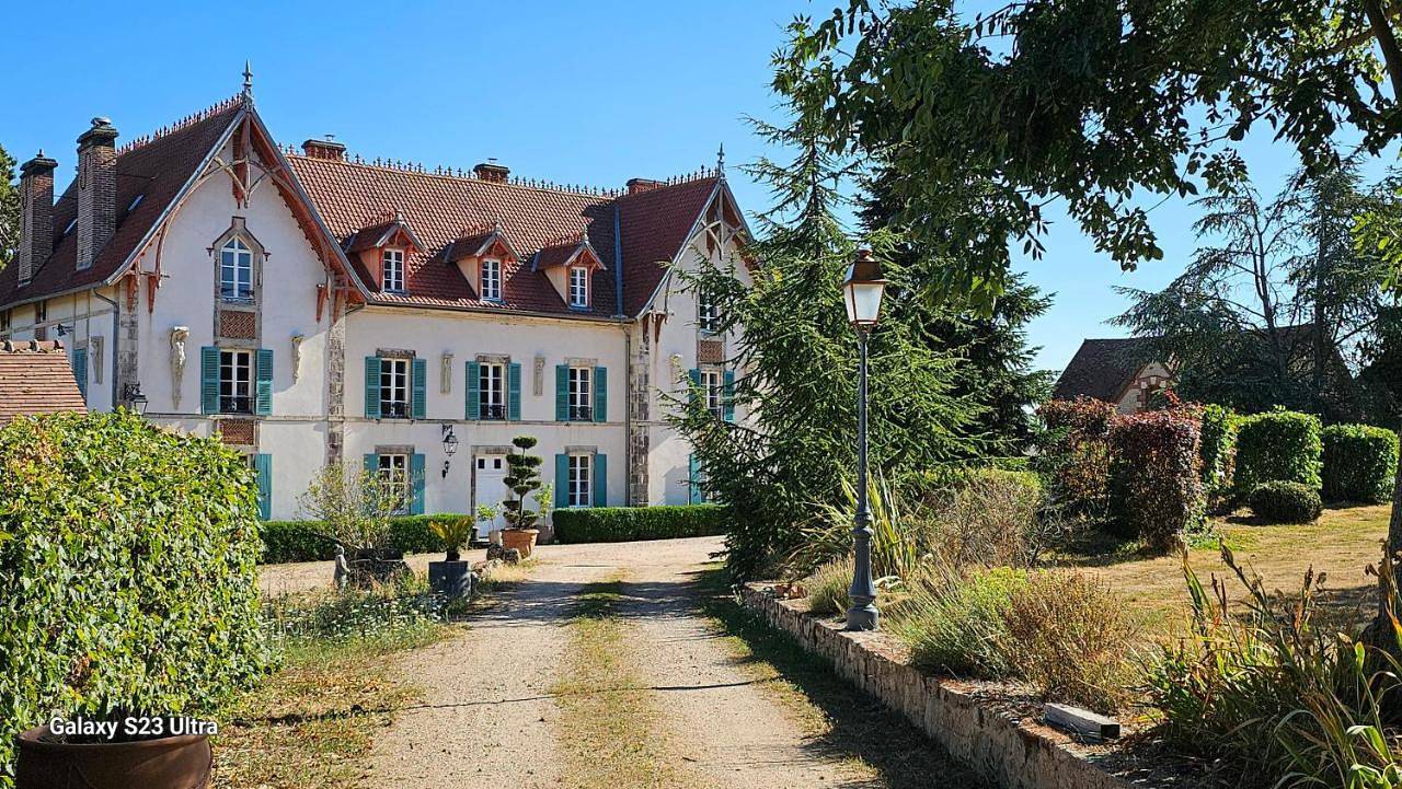 Double Room with Private Bathroom in Fleuriel, Allier