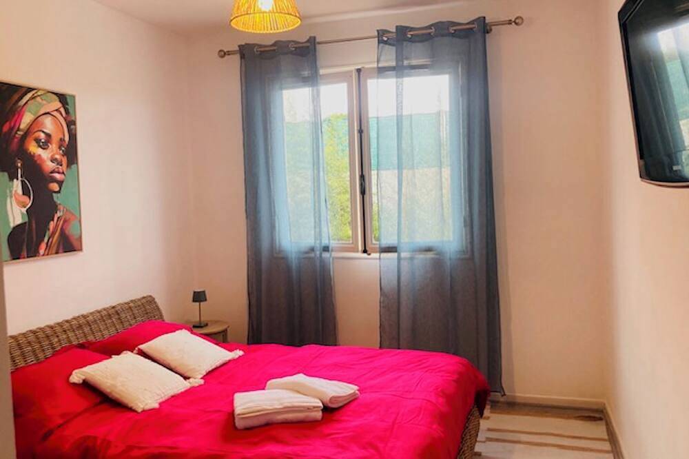 Provencal house on flat plot with swimming pool Garlaban view in Aubagne, Marseille region