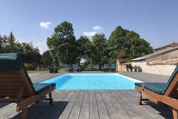 Gîte pour 8 personnes, avec jardin et terrasse ainsi que piscine et sauna à Birac