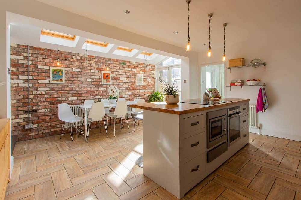 Stroll To The City Centre In From Chic Refurbished Townhouse in Cardiff, Cardiff und Umgebung