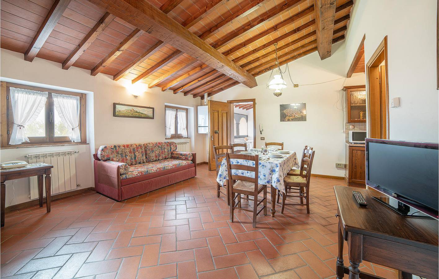 Ganze Ferienwohnung, Poppi Poolside Retreat: Parkplatz, Wifi & Stadtzentrum 1.5km in Poppi, Casentino