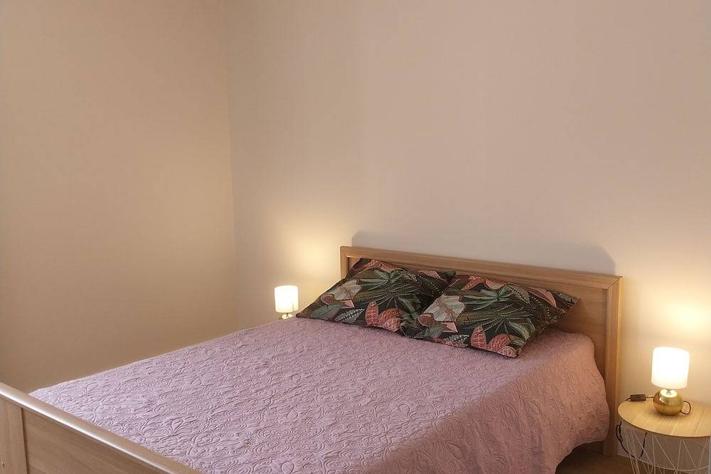 Gite\nmaison individuelle 6 couchages\nanimal domestique accepté\nwifi \nlac 10mn in Lacapelle-Viescamp, Région d'Aurillac