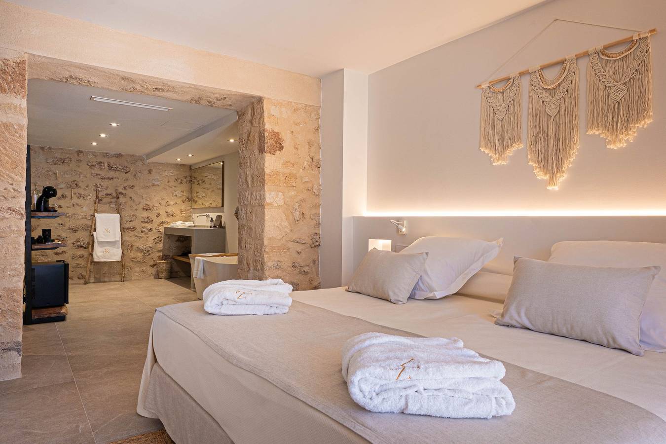 Room '102 - Doble Deluxe Con Balcón' with Mountain View, Wi-Fi and Air Conditioning in Capdepera, East Majorca