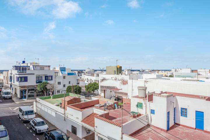 Apartamento entero, Apartamento céntrico cerca de la playa con terraza en la azotea y Wi-Fi in El Cotillo, La Oliva