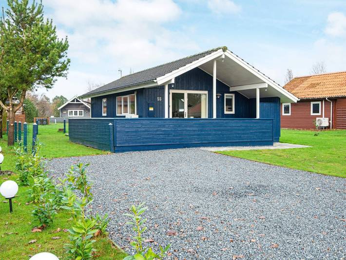 Ferieudlejning for 4 personer, med Terrasse i Vejen