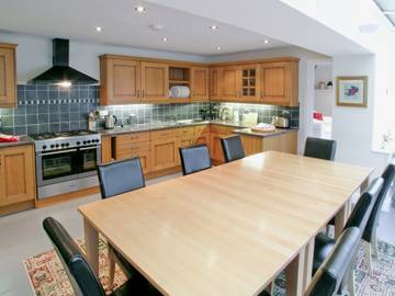Holiday Rental for 12 People in Beaumaris, Isle of Anglesey, Photo 4