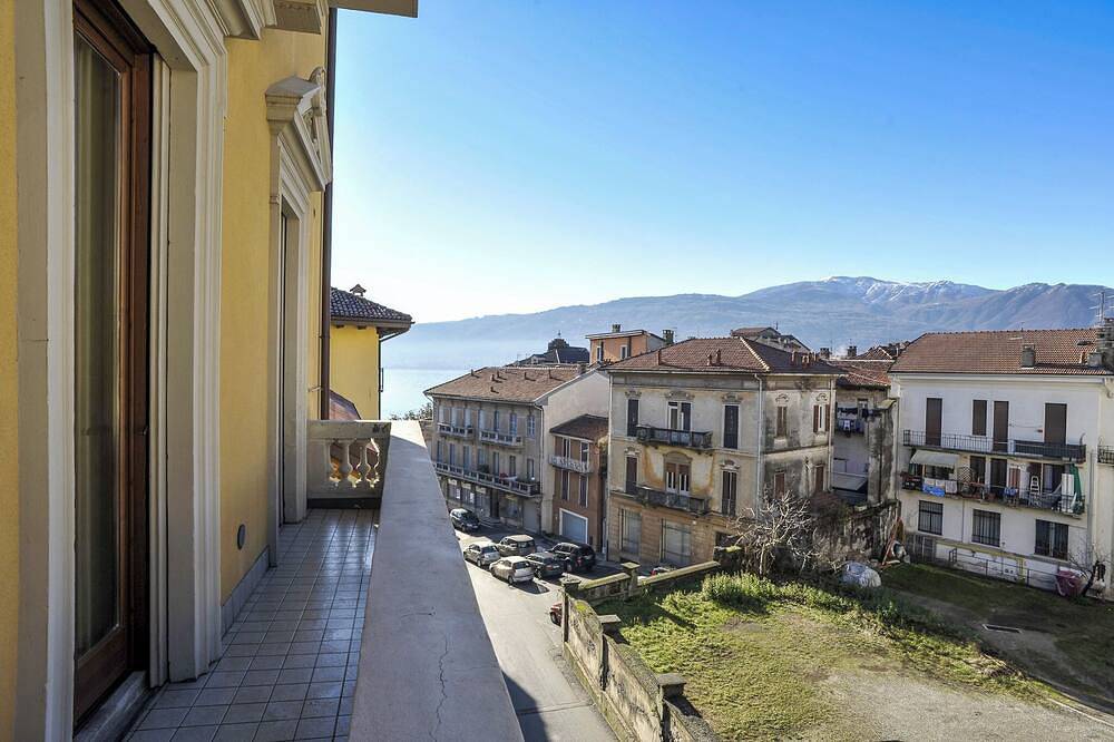 Geheel appartement, 2-slaapkamer appartement met twee balkons in het hart van het oude Pallanza in Verbania, Comune di Verbania