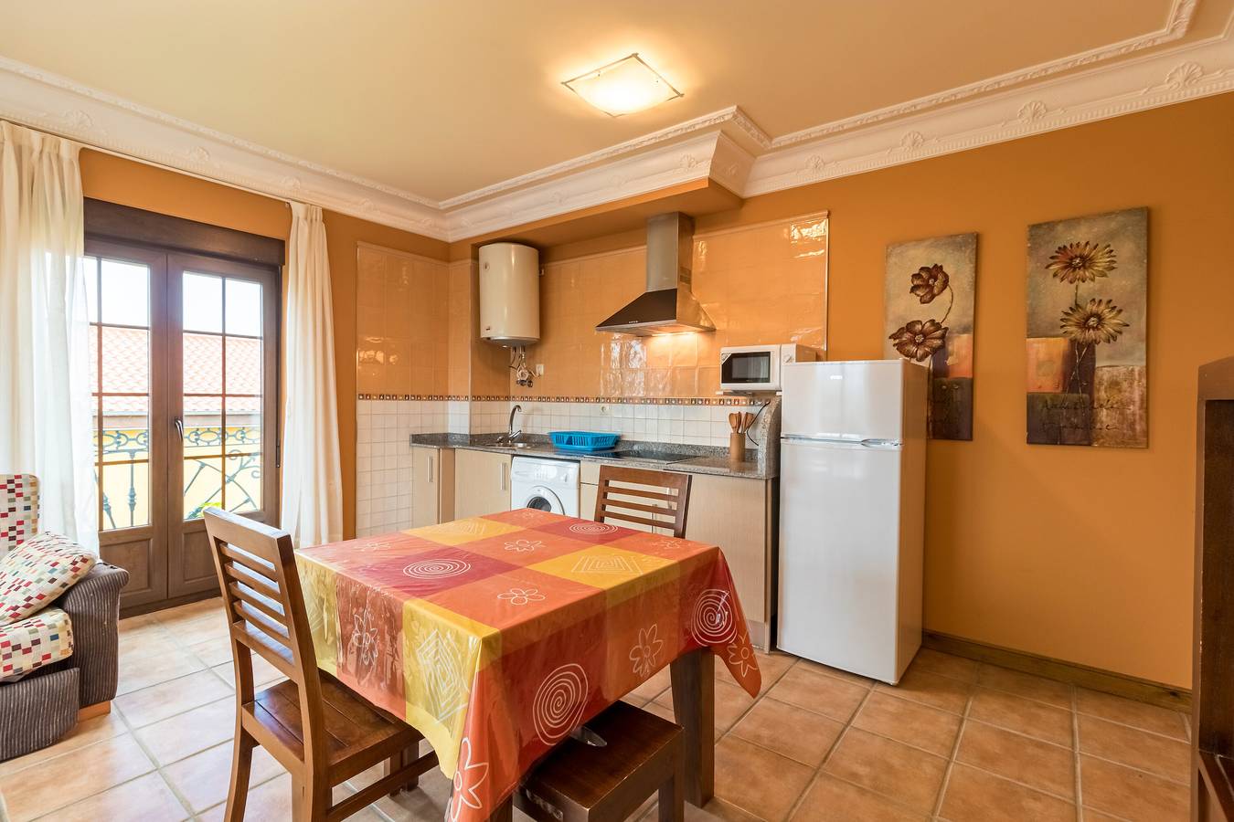 Apartamento entero, Apartamento 'Antonio Apto2' con vistas a la montaña, terraza privada y Wi-Fi in Ubiarco, Santillana del Mar