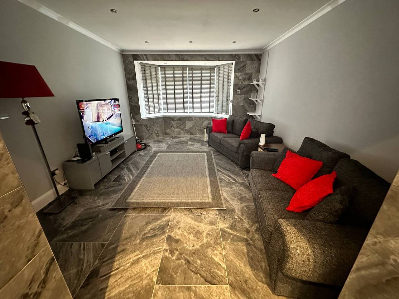 Serene 5-Bedroom House in Staines-upon-Thames with Garden in Thorpe Park, Surrey