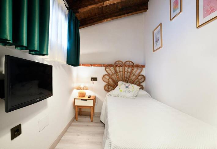 Casa rural para 3 personas, con Balcón y Terraza además de Piscina y Vistas en Meré - 4
