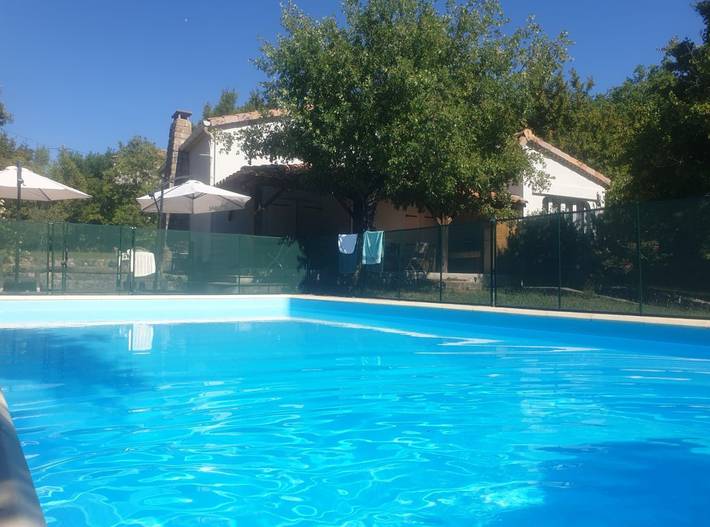 Gîte pour 14 personnes, avec terrasse ainsi que piscine et jardin