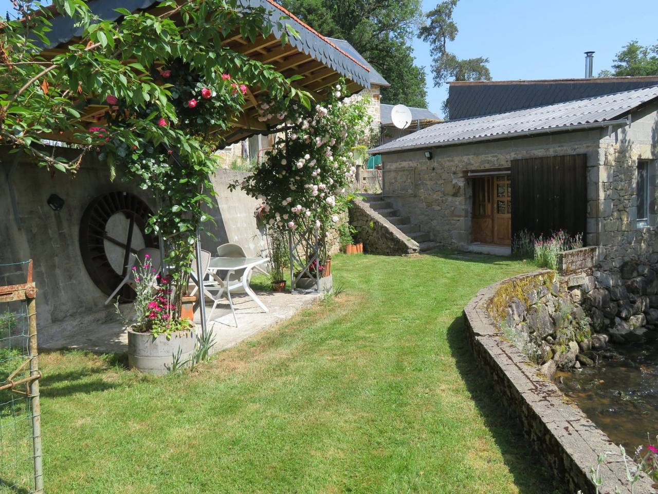 Gîte Au Fil de l'Eau in Sarroux, Région d'Ussel