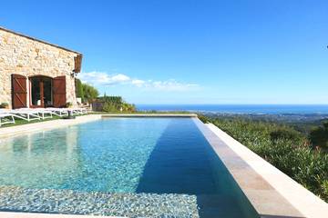 Gîte pour 3 personnes, avec piscine ainsi que terrasse et jardin, animaux acceptés dans les Alpes maritimes