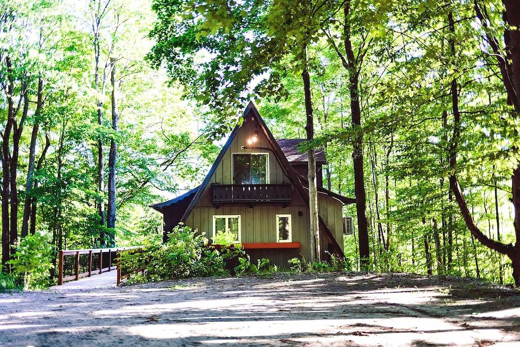 Geräumig und wunderschön restauriert Schuss Mountain \"A-Frame\" - für 12 Personen in Antrim County
