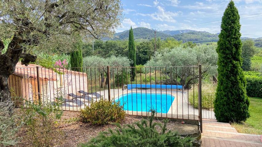 Gîte pour 6 personnes, avec piscine ainsi que jardin et terrasse
