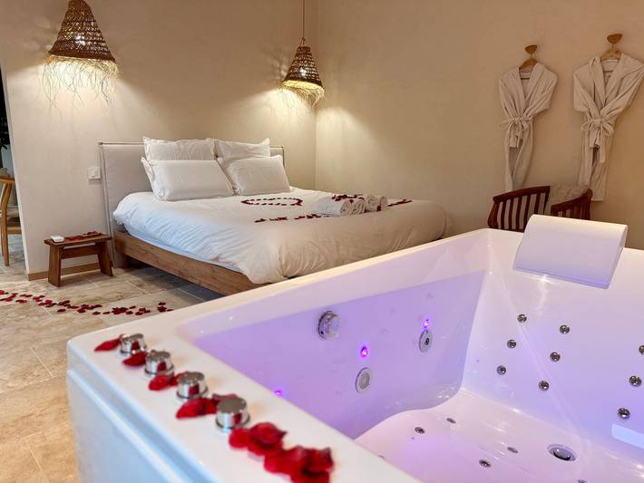 Casa de vacaciones 'La Suite - Balnéo Privative' con piscina compartida, Wi-Fi y aire acondicionado in Montagne, Región de Libourne
