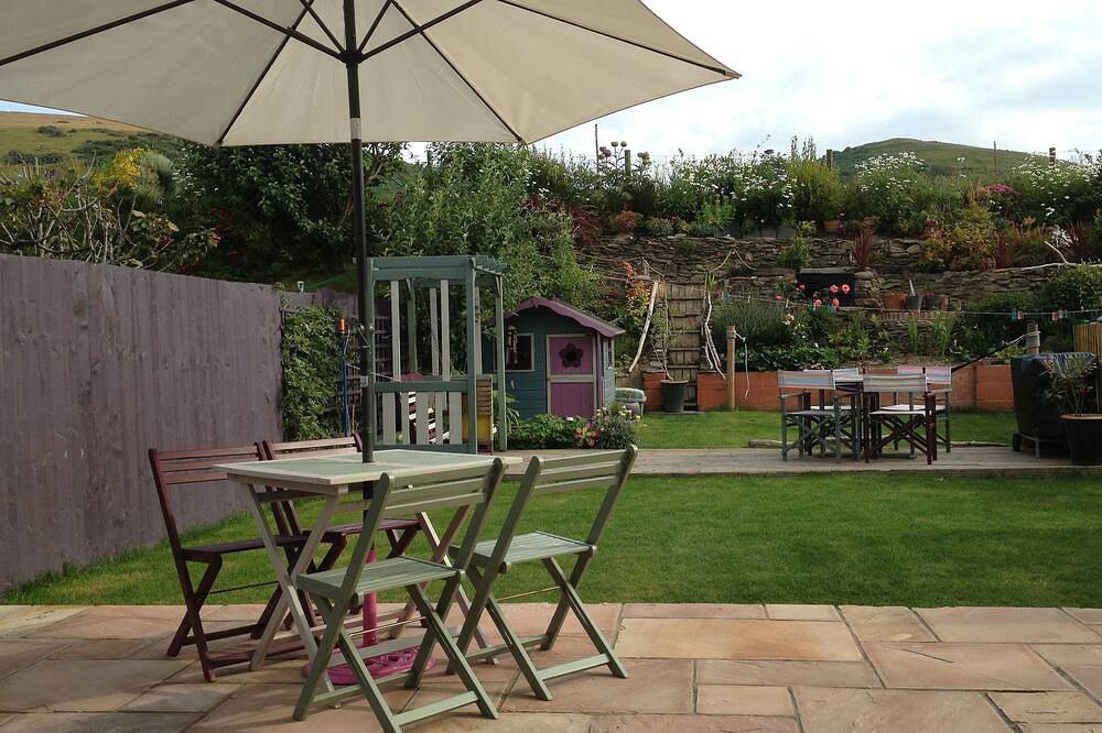 Fantastic family home- central village location & short level walk to beach in Woolacombe, Devon