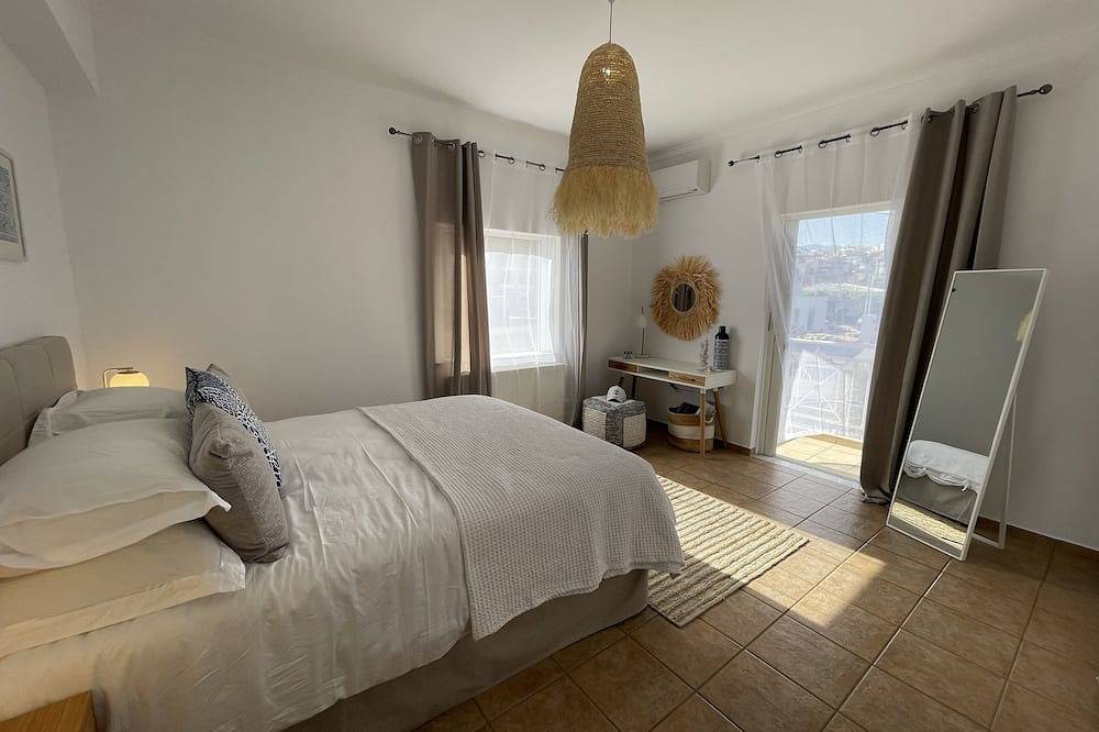 Luxurious 3-bedroom house with panoramic sea view 3 minutes walk from the beach in Agia Marina, Chaniaregionen