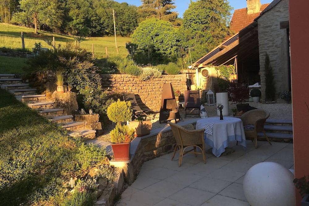 In the heart of Burgundy, in a quiet location, pretty renovated farmhouse for 8 people. in Frôlois, Montbard und Umgebung