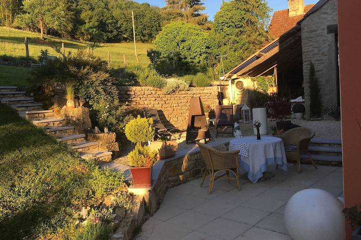 Location de vacances pour 8 personnes, avec Terrasse et Jardin à Frôlois