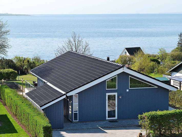 Ferieudlejning for 8 personer, med terrasse på Fyn