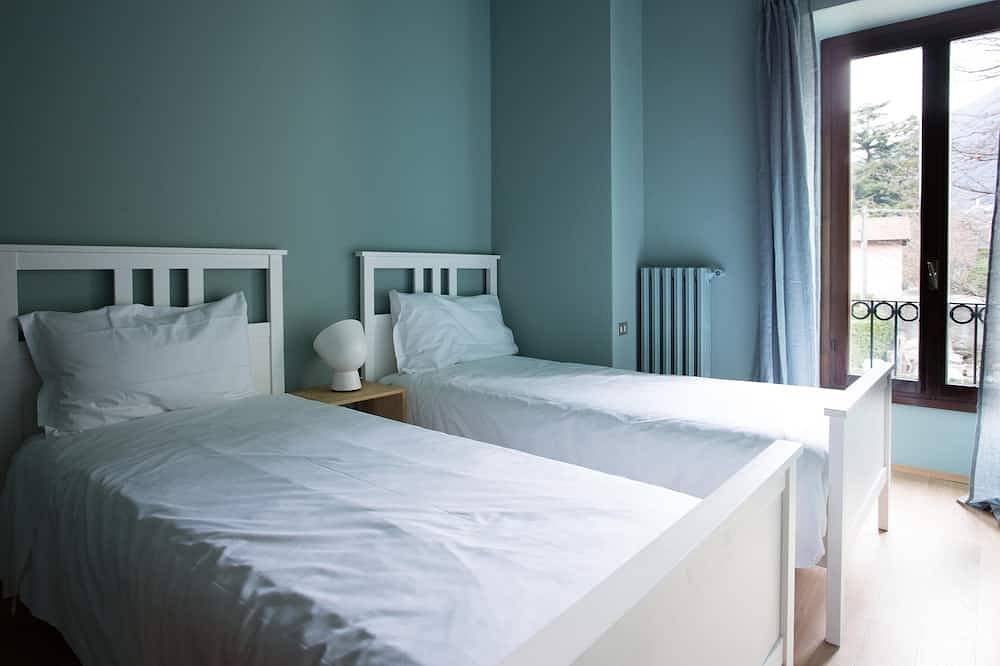 Hel lejlighed, Suite \"Carpa\" a few steps from the lake with panoramic view. Lounge bar and swimming pool in Riva (Faggeto Lario), Faggeto Lario