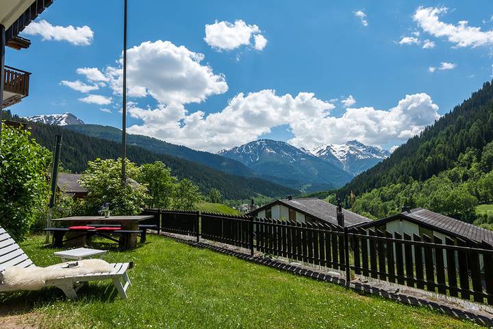 Ferienwohnung für 6 Personen, mit Terrasse und Garten sowie Ausblick in Goms