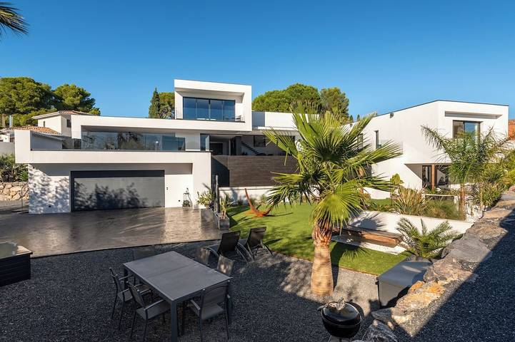 Location de vacances pour 11 personnes, avec piscine et jacuzzi à Thézan-lès-Béziers