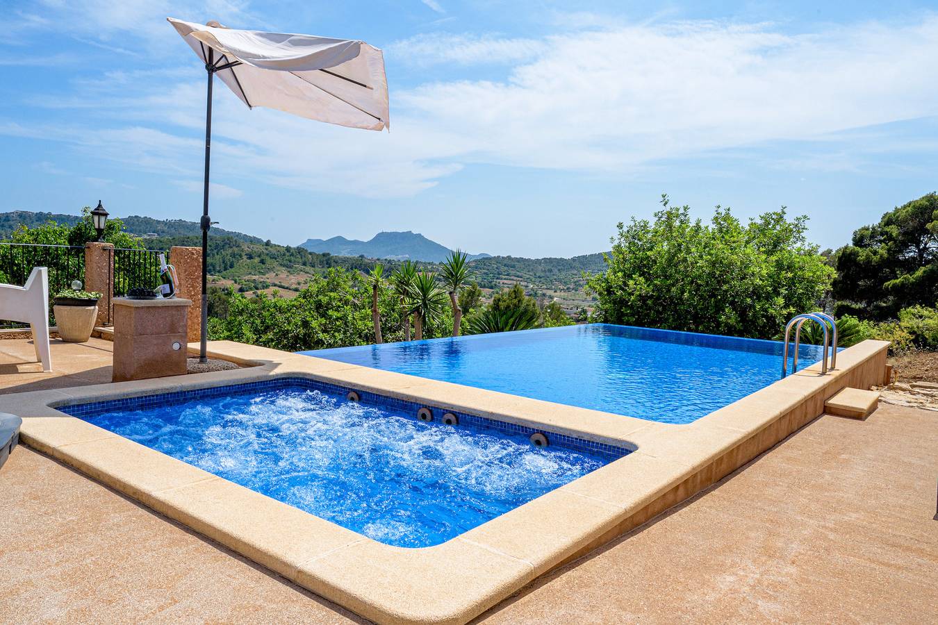 Schönes Ferienhaus "Son Llodra" mit Bergblick, Pool, Terrasse und Wlan in Manacor, Mallorca Osten