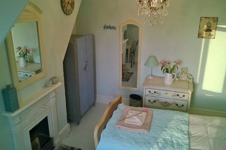 Entire apartment, Nestleton: Breakfast on the balcony or snuggle around the fire-dogs welcome too in Swanage, Dorset