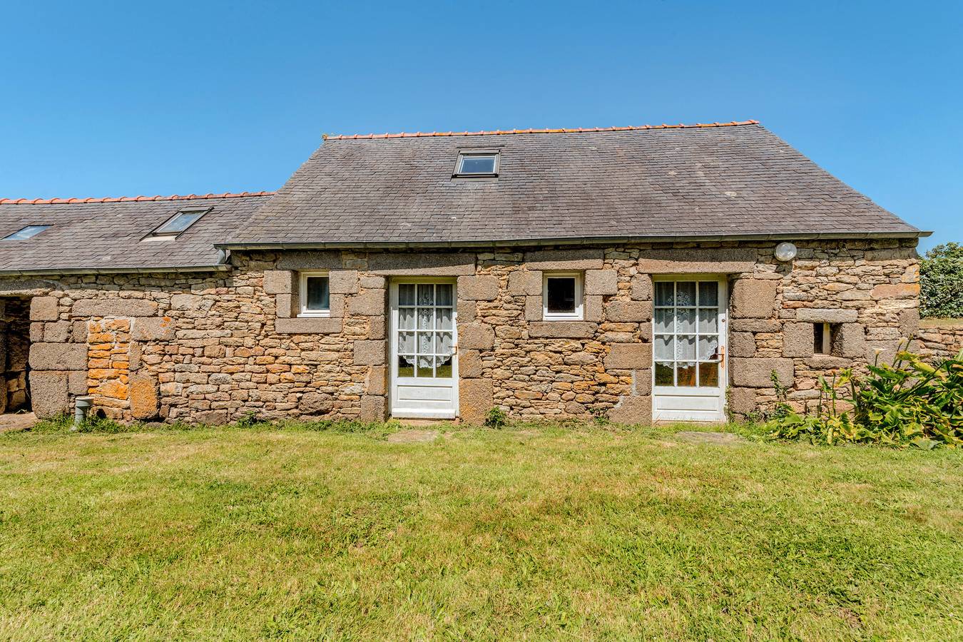 Casa de vacaciones 'Le Gîte Rose 4' con terraza privada y jardín compartido in Porspoder, Región de Brest