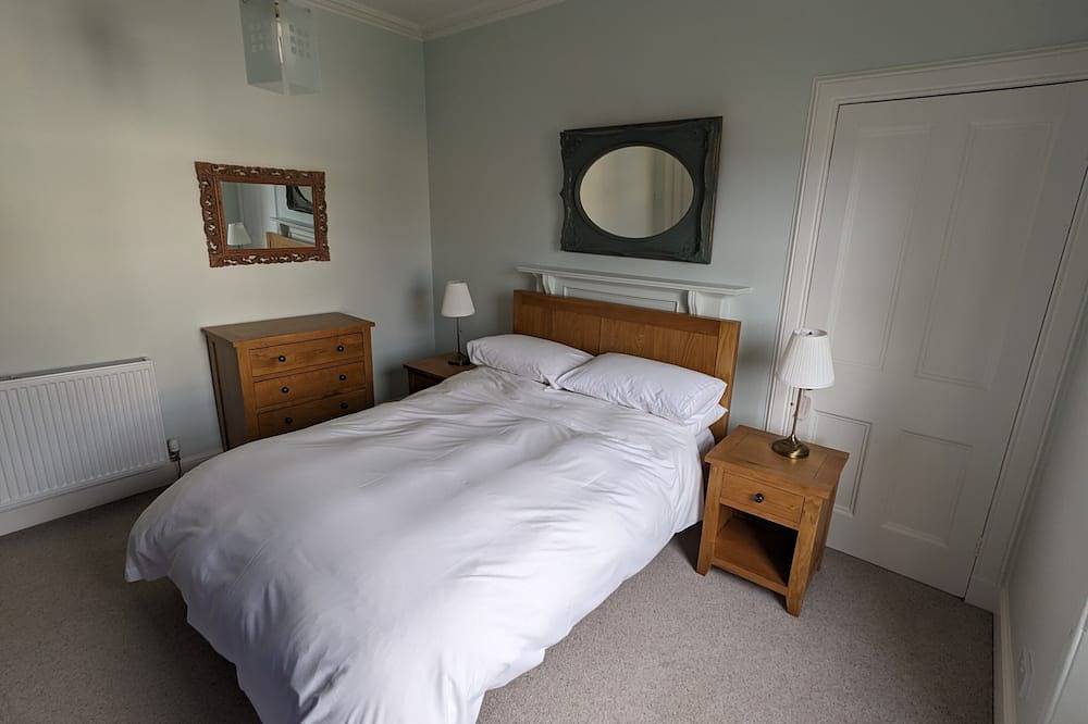 Entire apartment, Central holiday home with pretty, sunny garden, moments from the station, golf course and beach. in North Berwick, Edinburgh and Lothian