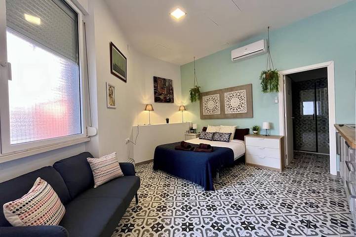 Entire apartment, Studio bright 20' from Barcelona Center / 10' walk to the beach / 15' Forum Bcn in Platja del Fòrum (Sant Adrià de Besòs), Sant Adrià de Besòs