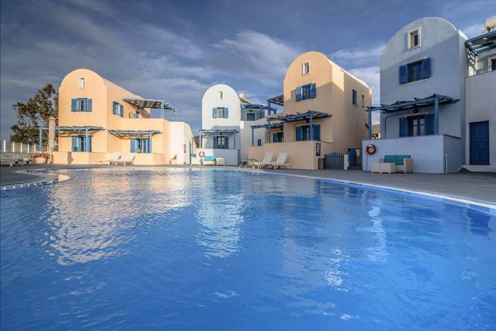 Apartahotel para 3 personas, con jardín además de vistas y piscina en Santorini