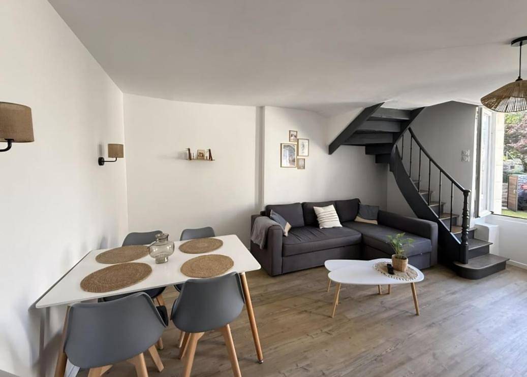Appartement entier, One-Bedroom Apartment in Parigné-l'Évêque, Sarthe