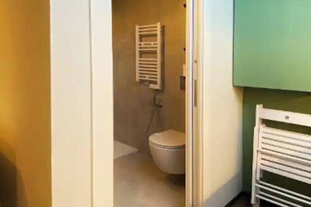 Promotion 'La nocciolina' - Gemütliches Dachgeschosszimmer in der Altstadt in Cortemilia, Langhe